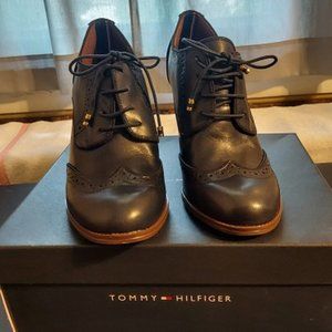 TOMMY HILFIGER FABIOLE ROUND TOE LEATHER WINGTIP